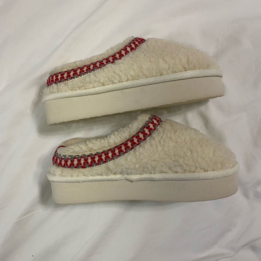 JustFab Fabkids Cozy Cream Slippers with Red Trim‎ - Picture 3 of 4